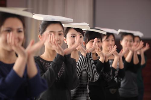 3月23日,18名候選禮儀人員在濟(jì)南接受集訓(xùn)。 當(dāng)日,上海世博會(huì)山東館禮儀人員培訓(xùn)在濟(jì)南正式啟動(dòng)。參加培訓(xùn)的18名候選禮儀人員是從山東大學(xué)、山東師范大學(xué)、山東藝術(shù)學(xué)院等高校層層選拔出來(lái)的。她們將接受形體、外事禮儀、世博會(huì)知識(shí)、外語(yǔ)等方面的培訓(xùn),最終確定16名禮儀人員。新華社發(fā)(龔輝 攝)