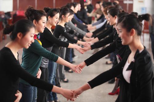 3月23日,18名候選禮儀人員在濟(jì)南接受集訓(xùn)。 新華社發(fā)(龔輝 攝)