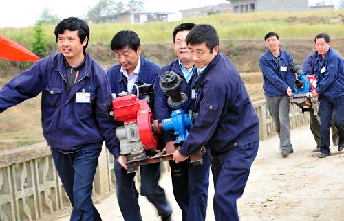 4月10日,在貴州省安順市普定縣馬官鎮(zhèn)灣河村,國(guó)電安順發(fā)電有限公司黨員抗旱突擊隊(duì)的隊(duì)員在給村民送水泵的途中。新華社記者 楊楹 攝