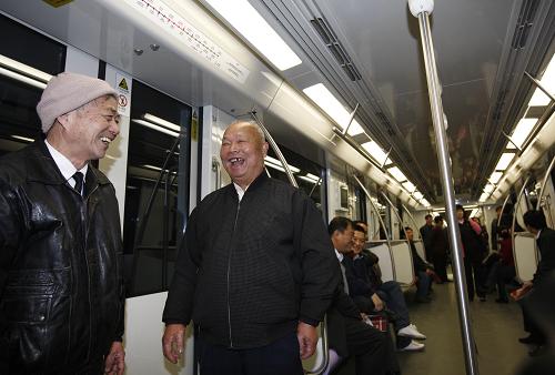 4月10日,市民乘坐10號線從南京東路站發(fā)出的第一輛列車。 新華社記者 裴鑫 攝
