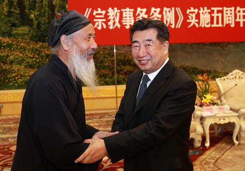 4月10日,《宗教事務(wù)條例》實(shí)施五周年座談會(huì)在北京人民大會(huì)堂召開(kāi)。中共中央政治局委員、國(guó)務(wù)院副總理回良玉出席座談會(huì)并講話。這是座談會(huì)前,回良玉與中國(guó)道教協(xié)會(huì)會(huì)長(zhǎng)任法融交談。新華社記者 龐興雷 攝