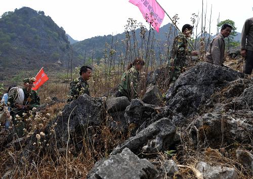 4月10日,在廣西隆林各族自治縣德峨鄉(xiāng)龍英村那用屯,找水民兵突擊隊(duì)在尋找可能有水的溶洞。記者當(dāng)日隨廣西隆林各族自治縣德峨鄉(xiāng)找水民兵突擊隊(duì)深入100多米深的溶洞里,用鏡頭記錄下他們找水的艱辛。持續(xù)的干旱讓這個(gè)鄉(xiāng)的龍英村地表水和先前的取水點(diǎn)面臨枯竭。當(dāng)?shù)馗刹俊⑼宋檐娙硕啻蔚饺芏瓷钐帉ふ倚碌乃?,以解村民燃眉之急?新華社記者 周華 攝