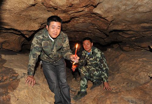 4月10日,在廣西隆林各族自治縣德峨鄉(xiāng)龍英村那用屯,找水民兵在溶洞中緩慢前行。 新華社記者 周華 攝