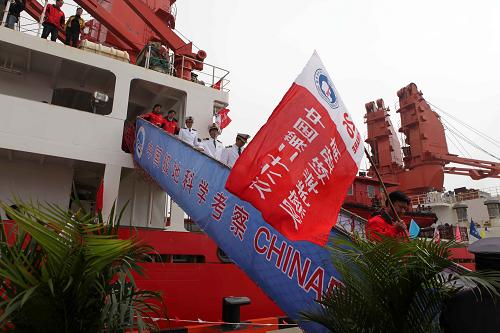 4月10日,科考隊(duì)員走下“雪龍”號(hào)極地考察船。當(dāng)日,中國(guó)第26次南極考察隊(duì)經(jīng)過(guò)182天的考察工作,圓滿(mǎn)完成各項(xiàng)考察任務(wù)凱旋抵滬,159名中國(guó)南極考察隊(duì)員隨“雪龍”號(hào)極地破冰船載譽(yù)而歸。 新華社發(fā)(陳雷 攝)