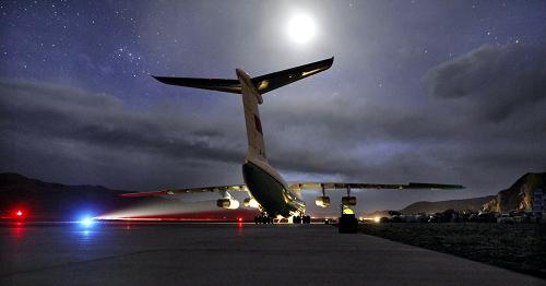 在夜航燈光的引導下,一架架救災飛機在玉樹機場安全起降(4月18日攝)。青海玉樹地震發(fā)生后,玉樹機場成為外界通往震中最快捷的通道。然而,剛剛通航半年多的玉樹機場很難滿足夜航要求。成都軍區(qū)空軍派出的7人夜航保障小分隊,于地震當晚抵達玉樹機場,在第一時間開辟了一條夜間空中生命通道。小分隊隊員晝夜輪班,在保障夜航航行安全的基礎上,參與傷員和物資的轉運,成為這條空中生命線的堅強守護者。新華社發(fā)(劉應華 攝)