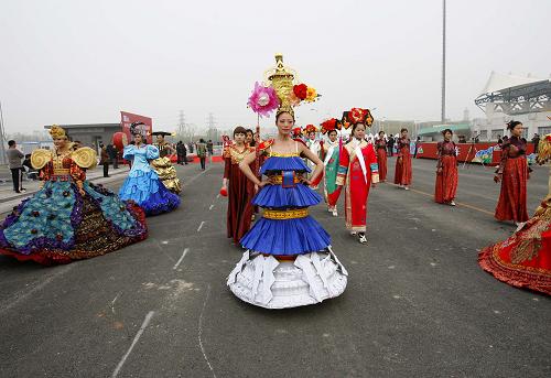 4月19日,演員身穿創(chuàng)意服飾參加上海世博會(huì)北京活動(dòng)周花車巡游表演首次帶妝彩排。 新華社發(fā)