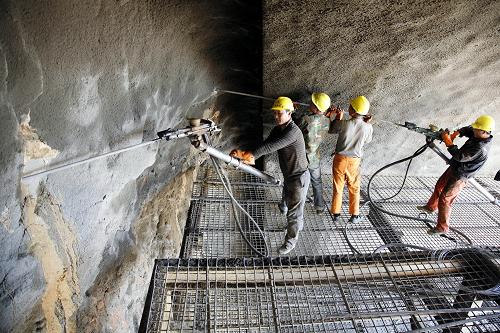 5月10日,建設(shè)者在蘭新鐵路第二雙線新疆哈密段一隧道工地施工。 新華社發(fā)(普拉提 攝)