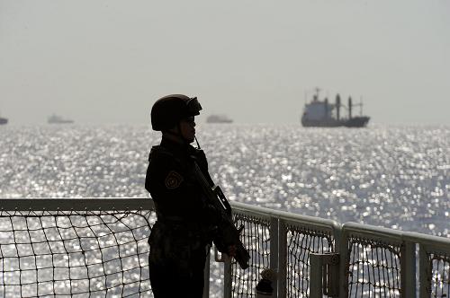 5月11日,在亞丁灣西部海域,中國特戰(zhàn)隊員堅守值班崗位。當?shù)貢r間5月11日13時,“楊海”號、“安昌”號等18艘中外船舶在海軍第五批護航編隊組織指揮下起航。這是中國海軍執(zhí)行的第197批護航任務。迄今為止,中國海軍護航編隊護送的中外船舶總數(shù)已達2012艘,實施解救被海盜追擊船舶行動16次,解救我國船舶10艘、外國船舶13艘,接護獲釋船舶6艘。新華社記者 劉春暉 攝