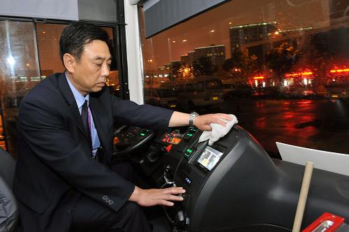 5月21日,開完最后一趟班車的司機童頌藝開始打掃車內(nèi)的衛(wèi)生。新華社記者 何俊昌 攝