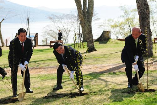 5月22日,在日本北海道千歲市的支笏湖畔,中國(guó)環(huán)境保護(hù)部部長(zhǎng)周生賢(左)與日本環(huán)境大臣小澤銳仁(中)、韓國(guó)環(huán)境部長(zhǎng)官李萬(wàn)儀在會(huì)議期間種下三棵蓮香樹。 新華社記者 季春鵬 攝