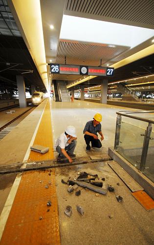 6月15日,工人在京滬高鐵上海虹橋站站臺(tái)施工。 新華社發(fā)