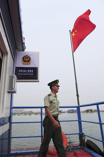 6月29日,邊防派出所民警在山東省煙臺(tái)市第一個(gè)海上警務(wù)室執(zhí)勤。當(dāng)日,山東省煙臺(tái)市第一個(gè)海上警務(wù)室在當(dāng)?shù)刂ヮ穽u海域投入使用。芝罘島海上警務(wù)室由水上平臺(tái)和水上板房組成,四周用錨固定在海中。目前,這個(gè)海上警務(wù)室可履行海上巡邏隊(duì)、矛盾調(diào)處中心、郵遞中轉(zhuǎn)站、海上監(jiān)控中心等多種警務(wù)職能,提高了海上出警、海上執(zhí)法效率。 新華社發(fā)(初陽(yáng) 攝)