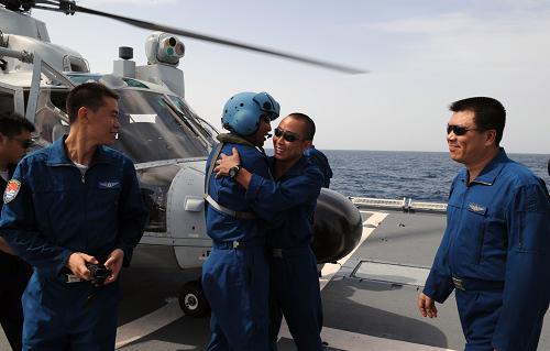 7月14日,海軍第五批和第六批護(hù)航編隊(duì)官兵在亞丁灣會合。當(dāng)?shù)貢r間7月14日6時(北京時間11時),中國海軍第六批護(hù)航編隊(duì)在亞丁灣西部海域與剛剛完成第218批護(hù)航任務(wù)的第五批護(hù)航編隊(duì)會合。兩批護(hù)航編隊(duì)隨后在“廣州”艦上舉行了護(hù)航任務(wù)交接儀式。第六批護(hù)航編隊(duì)將于當(dāng)?shù)貢r間16日6時正式接替第五批護(hù)航編隊(duì)在亞丁灣、索馬里海域執(zhí)行護(hù)航任務(wù),“微山湖”艦轉(zhuǎn)交第六批護(hù)航編隊(duì)指揮,繼續(xù)留在亞丁灣執(zhí)行任務(wù)。 新華社記者 劉春暉 攝