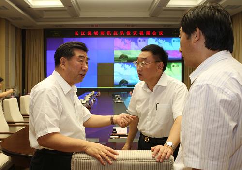 7月14日,長江流域防汛抗洪救災(zāi)視頻會(huì)議舉行,中共中央政治局委員、國務(wù)院副總理、國家防汛抗旱總指揮部總指揮回良玉主持會(huì)議并講話。圖為會(huì)議結(jié)束后,回良玉與國家防總副總指揮、水利部部長陳雷(左二)等商議防汛抗洪有關(guān)問題。 新華社記者 劉衛(wèi)兵 攝