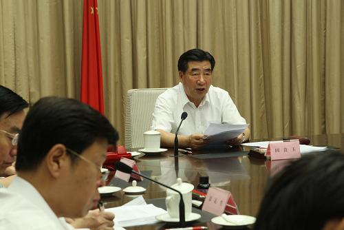 7月14日,長江流域防汛抗洪救災(zāi)視頻會(huì)議舉行,中共中央政治局委員、國務(wù)院副總理、國家防汛抗旱總指揮部總指揮回良玉主持會(huì)議并講話。新華社記者 劉衛(wèi)兵 攝