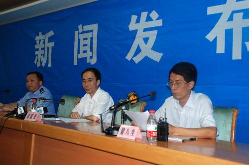 紫金礦業(yè)污染事故新聞發(fā)布會(huì)現(xiàn)場(7月15日攝)。7月15日晚23時(shí)50分許,福建省上杭縣舉行新聞發(fā)布會(huì),由環(huán)保部和福建省環(huán)保廳、龍巖市政府及環(huán)保部門組成的聯(lián)合調(diào)查組公布了紫金礦業(yè)污染事故的調(diào)查結(jié)果及處理意見,通報(bào)對污染事故有關(guān)公職人員處理情況和公安部門對污染事故案立案偵察情況。 新華社記者 姜克紅 攝