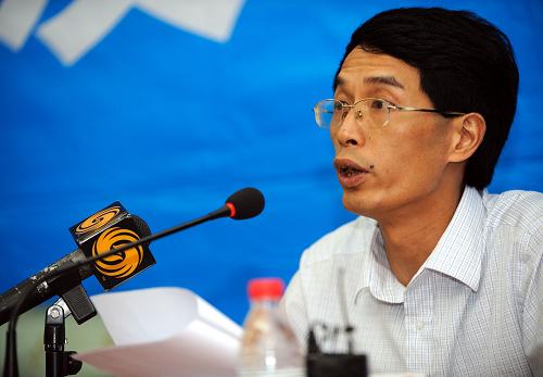 福建省上杭縣副縣長梁八生在新聞發(fā)布會(huì)上公布聯(lián)合調(diào)查組提交的事故調(diào)查結(jié)果及處理意見(7月15日攝)。新華社記者 姜克紅 攝