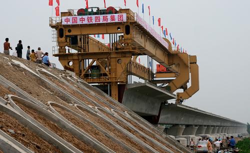 7月23日,在石武鐵路客運(yùn)專線邯鄲段張莊漳河特大橋施工現(xiàn)場,架橋機(jī)架設(shè)最后一孔900噸箱梁。當(dāng)日,石武鐵路客運(yùn)專線邯鄲段長47.9公里的張莊漳河特大橋箱梁架設(shè)工作圓滿完成,標(biāo)志著邯鄲段土建施工取得了階段性重大進(jìn)展。北起石家莊,南至武漢的石武鐵路客運(yùn)專線2008年10月開工建設(shè),是北京-廣州-深圳-香港客運(yùn)專線的組成部分。 新華社發(fā)(王九忠 攝)