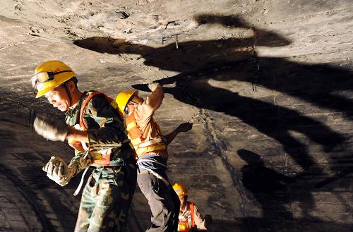 7月24日,中鐵十八局集團二公司施工人員在鐵墩山隧道治理滲水。近日,我國首臺人工升降平展式鐵路隧道病害治理作業(yè)臺車在京九鐵路上陵一號雙線隧道正式投入使用。這種“變形金剛”式的工作臺車可治理我國鐵路營業(yè)線隧道滲水漏水、拱墻裂損等病害問題,有效防止此類病害危及鐵路行車安全。中鐵十八局集團二公司將使用這種作業(yè)臺車在京九鐵路向塘西至東莞段電氣化改造工程中整治177座隧道的病害,共計60余公里。目前廣東段隧道已整治47座,共計11.7公里。 新華社記者 楊宗友 攝