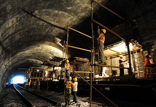 7月24日,中鐵十八局集團二公司施工人員在鐵墩山隧道使用隧道病害治理作業(yè)臺車。新華社記者 楊宗友 攝