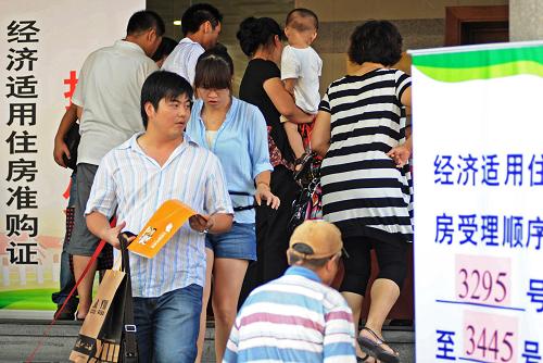 7月24日,杭州市民在高溫下申購(gòu)經(jīng)濟(jì)適用房。當(dāng)日是浙江杭州舉行2010年首批經(jīng)濟(jì)適用房選房活動(dòng)的第一天,眾多符合申購(gòu)條件的杭州市民冒著暑熱前去挑選經(jīng)濟(jì)適用房。此次共推出經(jīng)濟(jì)適用房公開(kāi)銷(xiāo)售房源1273套,總建筑面積7.96萬(wàn)平方米,全部分布于杭州郊區(qū)。 新華社記者 譚進(jìn) 攝