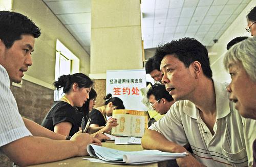 杭州市民“熱選”經(jīng)濟(jì)適用房 7月24日,一名杭州市民(右二)在向工作人員咨詢(xún)經(jīng)濟(jì)適用房申購(gòu)事項(xiàng)。 當(dāng)日是浙江杭州舉行2010年首批經(jīng)濟(jì)適用房選房活動(dòng)的第一天,眾多符合申購(gòu)條件的杭州市民冒著暑熱前去挑選經(jīng)濟(jì)適用房。此次共推出經(jīng)濟(jì)適用房公開(kāi)銷(xiāo)售房源1273套,總建筑面積7.96萬(wàn)平方米,全部分布于杭州郊區(qū)。 新華社記者 譚進(jìn) 攝