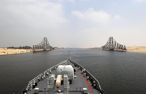 7月24日,中國(guó)海軍第五批護(hù)航編隊(duì)通過(guò)蘇伊士運(yùn)河進(jìn)入地中海。 新華社記者 劉春暉 攝