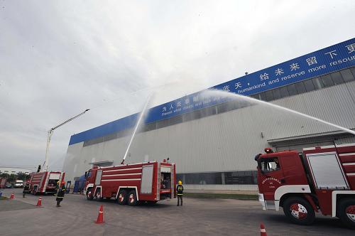 7月27日,消防官兵運(yùn)用噴水車對(duì)大型建筑物進(jìn)行滅火。當(dāng)日,新疆公安消防總隊(duì)組織烏魯木齊市公安消防支隊(duì)在一處占地面積約一萬(wàn)平方米的生產(chǎn)廠房開展大跨度大空間建筑滅火演習(xí)。整場(chǎng)演習(xí)模擬在一處大型建筑物內(nèi)發(fā)生火情。在火災(zāi)初期階段、發(fā)展階段和猛烈階段中,消防官兵運(yùn)用舉高車、移動(dòng)炮、高噴車和大口徑水槍等裝備,快速有效地?fù)錅缁馂?zāi)。 新華社記者 趙戈 攝