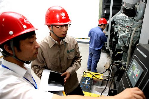7月27日,天津城南供電分公司電力保障人員為重點用戶檢測備用電源。新華社記者 劉海峰 攝