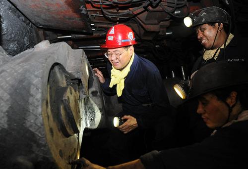 7月28日,皖北煤電集團(tuán)劉橋一礦礦長(zhǎng)尹純剛(左)在井下采煤工作面了解設(shè)備的檢修。 新華社記者 王雷 攝