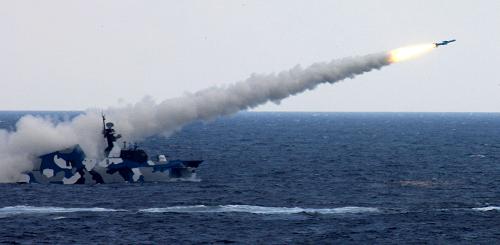 7月26日,參演新型導彈艇發(fā)射反艦導彈。新華社發(fā) (蒲海洋 攝)
