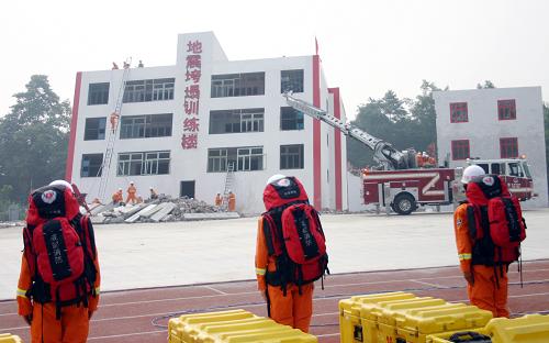 四川建成首個綜合性災(zāi)害應(yīng)急救援基地 7月30日,成都消防官兵在應(yīng)急救援基地內(nèi)進行模擬地震垮塌房屋救援演習(xí)。 當日,四川成都市都江堰防災(zāi)減災(zāi)應(yīng)急救援基地落成。該基地是一座集技能訓(xùn)練、救援演習(xí)、教育培訓(xùn)等為一體的現(xiàn)代化防災(zāi)減災(zāi)消防培訓(xùn)基地,也是汶川地震后四川建成的首個綜合性災(zāi)害應(yīng)急救援基地。 新華社記者劉海攝