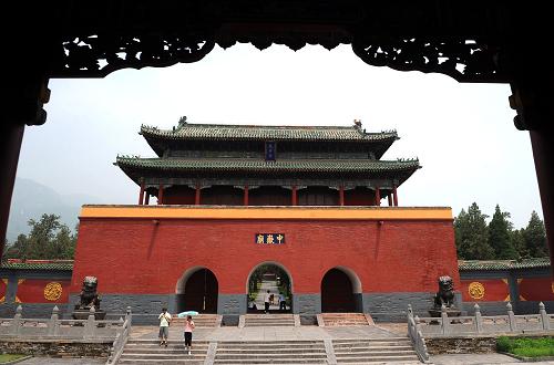 中岳廟,在漢武帝時(公元前156-87年)已經(jīng)存在,現(xiàn)存建筑格局可上溯至金代,現(xiàn)存建筑多復(fù)建于明清,為官式建筑的代表,也是國內(nèi)現(xiàn)存規(guī)模最大、規(guī)格最高、保存最完整的一組道教古建筑群(7月30日攝)。目前,位于河南省嵩山地區(qū)的歷史建筑群已第二次申報世界文化遺產(chǎn)。正在巴西舉行的第34屆世界遺產(chǎn)大會將審議這一項目。嵩山歷史建筑群包括觀星臺、嵩岳寺塔、太室闕和中岳廟、少室闕、啟母闕、嵩陽書院、會善寺、少林寺建筑群(包括常住院、塔林和初祖庵)等8處11項優(yōu)秀歷史建筑,構(gòu)成了一部中原地區(qū)上下2000年形象直觀的建筑史,具有很高的歷史、藝術(shù)和科學(xué)價值。 新華社記者 朱祥 攝