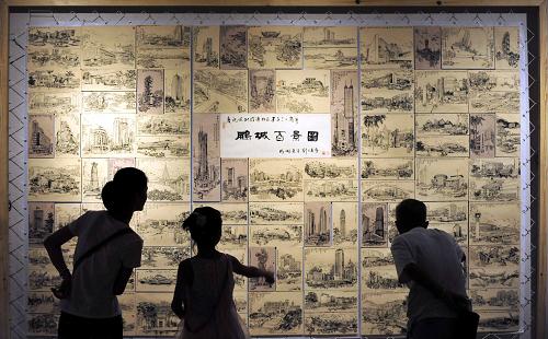 8月26日,幾位觀眾在觀看馮明創(chuàng)作的鵬城百景圖。當日,慶祝深圳經(jīng)濟特區(qū)建立三十周年美術作品展在深圳關山月美術館開幕。參展的90件作品是從深圳市三十年來具有代表性的美術作品中精心遴選出來的,這些作品有的是中國美術館和深圳各大美術館的藏品,有的是不同時期的代表作品,有的是藝術家們的新作,它們作為改革開放的歷史寫照,用藝術的形式記錄了特區(qū)30年發(fā)展的光輝歷程和建設成就。展覽將持續(xù)至9月19日。 新華社記者 陳曄華 攝