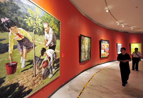 8月26日,幾位觀眾在觀看展覽。 當日,慶祝深圳經(jīng)濟特區(qū)建立三十周年美術作品展在深圳關山月美術館開幕。參展的90件作品是從深圳市三十年來具有代表性的美術作品中精心遴選出來的,這些作品有的是中國美術館和深圳各大美術館的藏品,有的是不同時期的代表作品,有的是藝術家們的新作,它們作為改革開放的歷史寫照,用藝術的形式記錄了特區(qū)30年發(fā)展的光輝歷程和建設成就。展覽將持續(xù)至9月19日。 新華社記者 陳曄華 攝