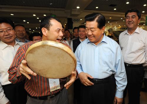 這是8月25日,賈慶林在烏魯木齊考察新疆國(guó)際大巴扎,仔細(xì)了解市場(chǎng)供應(yīng)和物價(jià)情況。 新華社記者 馬占成 攝