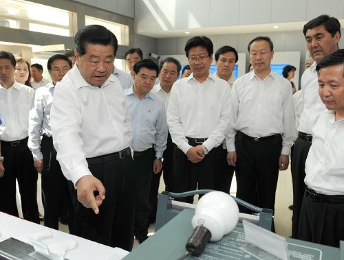 這是8月24日,賈慶林考察特變電工新疆新能源股份有限公司,詳細(xì)詢(xún)問(wèn)企業(yè)的生產(chǎn)經(jīng)營(yíng)和自主創(chuàng)新情況。新華社記者 馬占成 攝