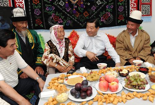 這是8月22日,賈慶林在新源縣阿熱勒托別鎮(zhèn)考察“富民興牧”工程和牧民定居建設(shè)情況時(shí),看望牧民賽力克·阿努阿爾汗(右一)一家。新華社記者 馬占成 攝