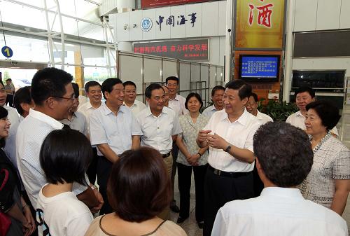 中共中央政治局常委、中央書記處書記、國(guó)家副主席習(xí)近平9月3日至6日在福建調(diào)研。 這是9月6日,習(xí)近平在廈門國(guó)際郵輪中心暨廈金客運(yùn)碼頭同準(zhǔn)備乘船的臺(tái)灣同胞交談,親切詢問(wèn)他們?cè)诖箨懙墓ぷ鲗W(xué)習(xí)和生活等情況。 新華社記者蘭紅光攝