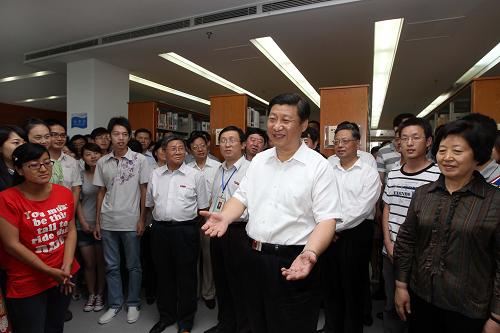 中共中央政治局常委、中央書記處書記、國(guó)家副主席習(xí)近平9月3日至6日在福建調(diào)研。 這是9月4日,習(xí)近平在福州大學(xué)圖書館與正在學(xué)習(xí)的大學(xué)生親切交談。 新華社記者蘭紅光攝