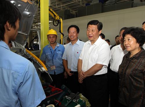 中共中央政治局常委、中央書記處書記、國(guó)家副主席習(xí)近平9月3日至6日在福建調(diào)研。 這是9月4日,習(xí)近平在戴姆勒汽車工業(yè)有限公司總裝生產(chǎn)線,了解企業(yè)自主創(chuàng)新和生產(chǎn)經(jīng)營(yíng)情況。 新華社記者蘭紅光攝