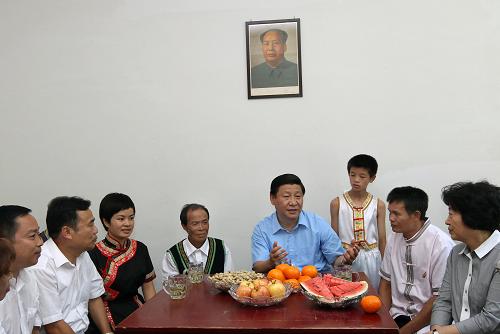 中共中央政治局常委、中央書記處書記、國(guó)家副主席習(xí)近平9月3日至6日在福建調(diào)研。 這是9月5日,習(xí)近平在寧德市硤門畬族鄉(xiāng)柏洋村到村民雷增喜(右五)家中看望,并與村民代表交談。 新華社記者蘭紅光攝