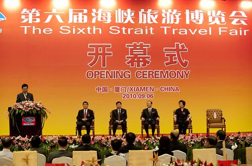 第六屆海峽旅游博覽會(huì)在廈門開幕 9月6日,由國家旅游局、福建省人民政府共同主辦的第六屆海峽旅游博覽會(huì)在廈門國際會(huì)展中心開幕。本屆旅博會(huì)以“海峽旅游 合作共贏”為主題,與第十四屆中國國際投資貿(mào)易洽談會(huì)整體聯(lián)辦,同期同館舉行,吸引了國家部委、大陸及臺港澳旅游機(jī)構(gòu)、境內(nèi)外旅行商、投資商近600人與會(huì)。主要活動(dòng)有旅游精品會(huì)展、旅游投資合作、海峽旅游“1+1”(旅行商對接)洽談會(huì)、參展單位旅游推介會(huì)等。 新華社記者姜克紅攝
