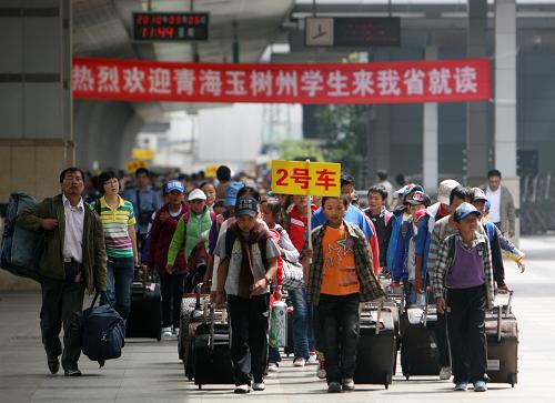 9月6日,玉樹災(zāi)區(qū)第二批赴省外就讀的師生搭乘火車抵達成都。 當日,來自青海玉樹災(zāi)區(qū)的第二批赴省外就讀的536名師生順利抵達成都,他們將和今年6月底玉樹州民族中學(xué)首批來川就讀的學(xué)生一起,在都江堰八一聚源中學(xué)繼續(xù)學(xué)業(yè)。 據(jù)悉,玉樹藏族自治州民族中學(xué)成建制整體安置在都江堰八一聚源中學(xué),該校1728名師生將在這里度過為期兩年的生活。 新華社發(fā)