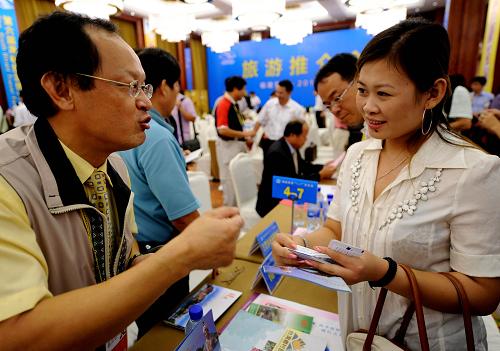 9月7日,來(lái)自臺(tái)東的旅行商郭勝文(左)與大陸金廈假日國(guó)際旅行社的執(zhí)行董事呂火把在洽談會(huì)上洽談對(duì)接。當(dāng)日,作為第六屆海峽旅游博覽會(huì)重頭戲的海峽旅游“1+1”(旅行商對(duì)接)洽談會(huì)在廈門(mén)舉行。兩岸400多家旅游社團(tuán)企業(yè)代表共500余人歡聚一堂,進(jìn)行了面對(duì)面的洽談對(duì)接。 新華社記者 張國(guó)俊 攝