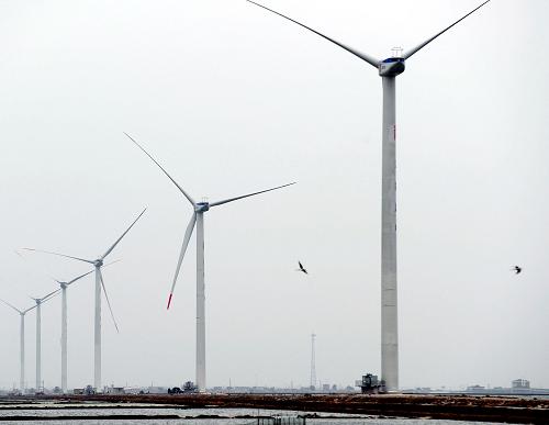 這是9月7日拍攝的天津?yàn)I海新區(qū)大神堂風(fēng)電場(chǎng)機(jī)組。 當(dāng)日,天津首個(gè)風(fēng)電場(chǎng)——濱海新區(qū)大神堂風(fēng)電場(chǎng)實(shí)現(xiàn)線路帶電運(yùn)行,13臺(tái)風(fēng)電機(jī)組調(diào)試完畢,該風(fēng)電場(chǎng)將經(jīng)過240小時(shí)試運(yùn)行,于9月中旬正式接入天津電網(wǎng)。大神堂風(fēng)電場(chǎng)投運(yùn)后每年可為濱海新區(qū)提供5213萬千瓦時(shí)的綠色電能,為促進(jìn)天津市節(jié)能減排、滿足中新天津生態(tài)城可再生能源利用率大于20%的要求創(chuàng)造重要條件。 新華社記者 劉海峰 攝