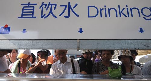 9月7日,一些游客在上海世博園內(nèi)準(zhǔn)備取用和飲用免費(fèi)直飲水。截至9月初,上海世博園區(qū)直飲水設(shè)備供水量已達(dá)10.5萬噸,預(yù)計世博會結(jié)束時直飲水供應(yīng)量將突破16.5萬噸。為保證供水?dāng)?shù)量和質(zhì)量,園區(qū)內(nèi)的直飲點(diǎn)已由101個增加至112個,飲水龍頭由1172個增加至1722個。截至目前,直飲水衛(wèi)生指標(biāo)抽查全部合格。 新華社記者 藺以光 攝