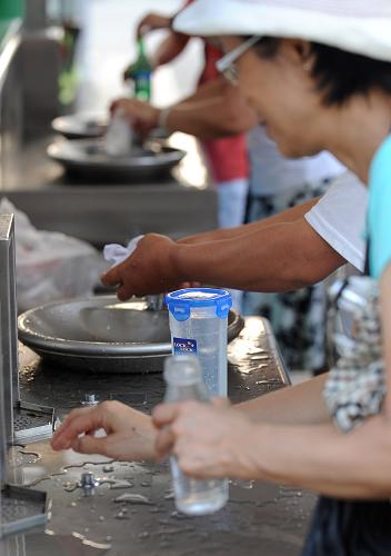 9月7日,一些游客在上海世博園內(nèi)準(zhǔn)備取用免費(fèi)直飲水。 截至9月初,上海世博園區(qū)直飲水設(shè)備供水量已達(dá)10.5萬噸,預(yù)計世博會結(jié)束時直飲水供應(yīng)量將突破16.5萬噸。為保證供水?dāng)?shù)量和質(zhì)量,園區(qū)內(nèi)的直飲點(diǎn)已由101個增加至112個,飲水龍頭由1172個增加至1722個。截至目前,直飲水衛(wèi)生指標(biāo)抽查全部合格。 新華社記者 藺以光 攝
