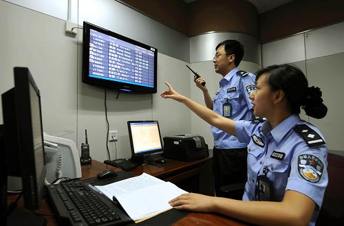 9月9日,天津機(jī)場(chǎng)邊檢站邊檢人員在查對(duì)近期國(guó)際航班變化,為保證“達(dá)沃斯專用通道”迅捷、高效運(yùn)行作準(zhǔn)備。為迎接即將召開(kāi)的2010年天津夏季達(dá)沃斯論壇,更好地為來(lái)津參會(huì)的各國(guó)貴賓提供迅捷、高效的出入境檢查服務(wù),天津機(jī)場(chǎng)邊檢站分別在濱海國(guó)際機(jī)場(chǎng)入境、出境檢查現(xiàn)場(chǎng)特別開(kāi)設(shè)兩條“達(dá)沃斯專用通道”,方便參會(huì)人員優(yōu)先、快捷通關(guān)。新華社記者 劉海峰 攝