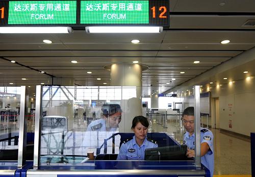9月9日,天津機(jī)場(chǎng)邊檢站邊檢人員在了解相關(guān)資料,為保證“達(dá)沃斯專用通道”迅捷、高效運(yùn)行作準(zhǔn)備。新華社記者 劉海峰 攝